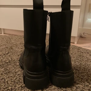 Höga kängor - Höga kängor, lite slitage i lädret fram som visat på bild. 