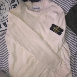 Stone island tröja - Stone island tröja i medium bra skick men med en liten fläck som knappt syns längst ner på tröjan