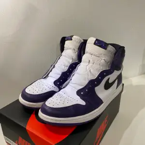 Säljer mina Air Jordan 1 High “Court Purple 2.0”. Köpta på plugmeplease där de idag kostar 5000kr, kvitto finns. Dom är använda men i mycket bra skick. 