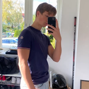 Moncler Tshirt - Säljer en moncler tshirt i storlek XS, sitter som S ungefär (jag har S på t-shirts men de bilderna). Cond 8/10 och säljs billigt, nypris ligger på ungefär 1700kr! Kan frakta över hela Sverige!