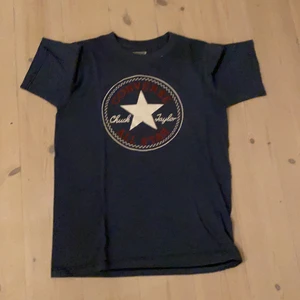 Converse t-shirt blå - Blå converse t-shirt säljes. Size L.