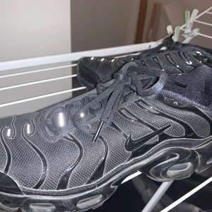 Nike air Max plus skor 39 - Sååå snygga Nike skor i storlek 39 men kan nog även passa 38, jättefint skick o knappt använda! Köpta för 1500