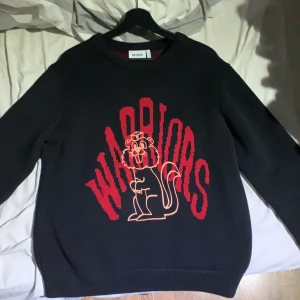 Stickad tröja från weekday - En stickad tröja från weekday. Det står warriors på magen och är helt svart på ryggen. Storlek M Nypris 500, säljer den för att den inte kommer till användning, och har endast använt den typ 3-4 gånger. Köparen står för frakt. 