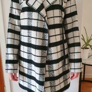 Jacka Gestuz - Tunnare höst/vår kappa från Gestuz. Storlek 36. Knapöt använd.