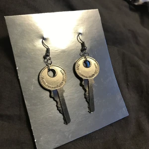 Örhängen - Nyckelörhängen, 1 par i lager.