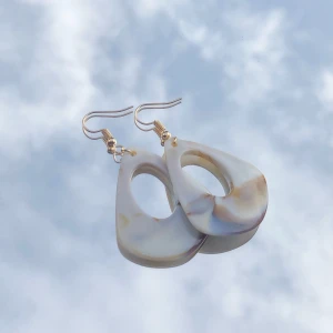 Öronhängen  - Akryl-öronhängen, 41 mm höga☕️☁️ Pris: 79kr🎉💘