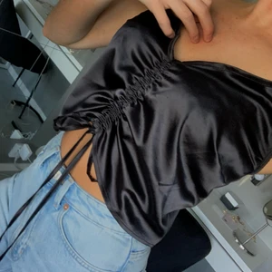 Chiquelle Drawstringtopp  - Det allra finaste linnet från chiquelle!!💜 Perfekta festtoppen🤩 Man kan själv justera hur kort man vill att linnet ska vara🥰 Endast använd ett tillfälle så skicket är jättebra!! Frakten blir en tilläggskostnad på 42kr💜