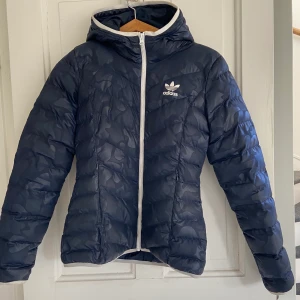 Adidas jacka - Adidas jacka som är i väldigt fint skick🥰 Nypris: 1100kr mitt pris: 300kr