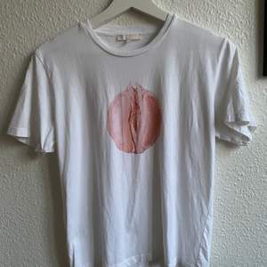 Vit t-shirt från Aéryne, ett sample köpt i Paris! Fint skick - endast använd 2 gånger!