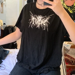 Snövit merch  - Min fina gamla snövit tröja säljs nu vidare. Den har varit med ett tag och är lite sliten på trycken men fortfarande överfet. Står L men passar mindre också📐