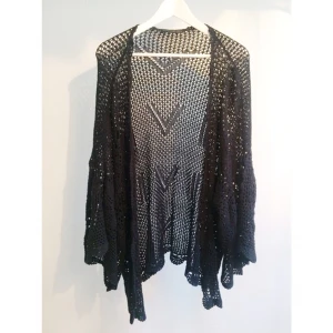  - Svart virkad kofta med vida ärmar. Bohemisk look. Mycket bra skick! Från TopShop.