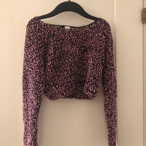 Magtröja rosa och svart - Har bara legat i min garderob nu men är använd men fortfarande i bra skick. Känns som små bomulls tussar på utsidan men inget speciellt på insidan, väldigt bekväm. Tror den är ifrån H&M 