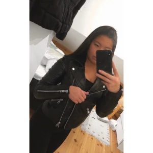 Skinnjacka, strl 36. - En svart skinnjacka från Gina Tricot i strl 36, motsvarar en S (?). Kortare i bak. I gott skick trots välanvänd därav priset, nypris 600 - 700 (?) säljer för 300. Priset kan diskuteras vid en snabb affär. 