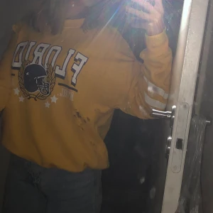 Florida tröja - St XS passar även S gul o bra skick (det ska vara slitna märken i den) (på armarna ,axeln,halsen o lite vid sida mage)