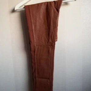  - Leggings i skinn imitation i storlek 36