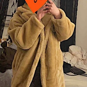 Teddy kappa - En skön, gosig och varm kappa som är köpt från NA-KD för 800, säljer den nu för 400 och kan gå ner i pris vid snabb affär! Den är endast använd 2 gånger 