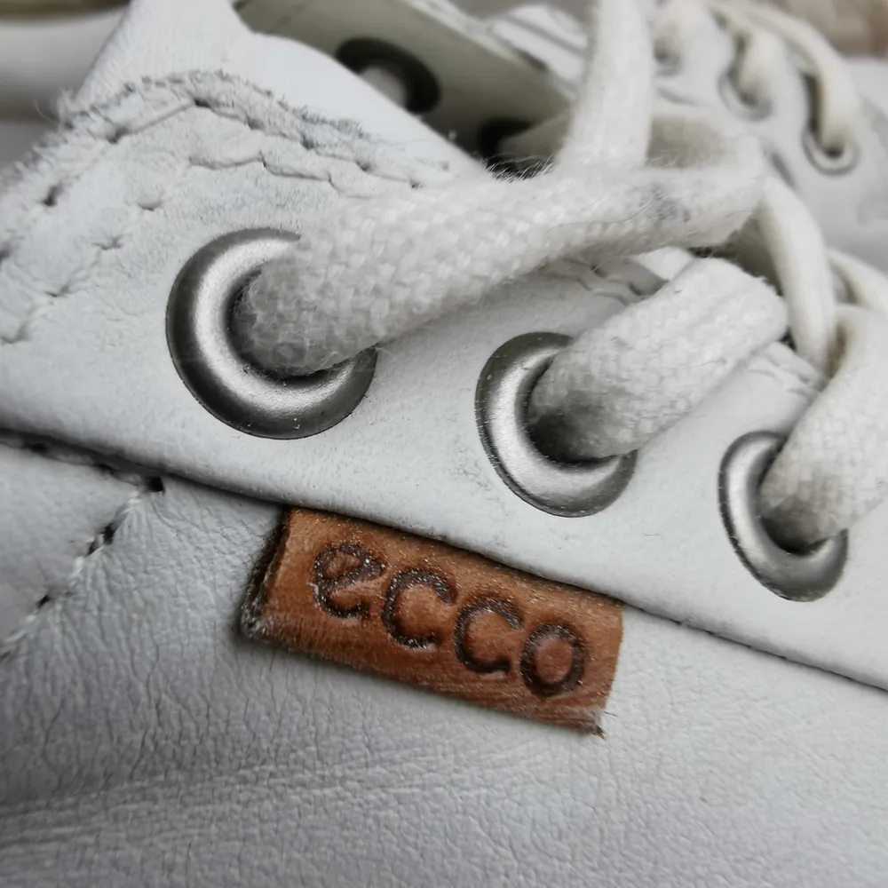 Vita sneakers från Ecco i storlek 38. Fint skick, endast använda en gång. Skön ergonomisk sula. Har fått dom av min sambo. . Skor.