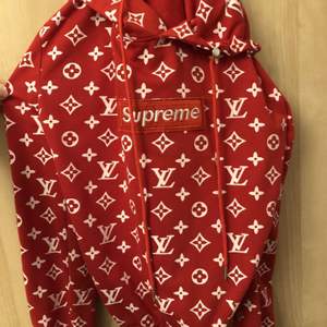 Supreme X LV hoodie (inte äkta!) Cond:8/10 Size:S köparen står för frakt