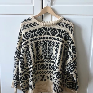 Zara Snow Brigade sweatshirt  - Från Zara i storlek S, stor i storleken så passar en M. Jättefin och varm, aldrig använd! Står Snow Brigade längst  ner. 