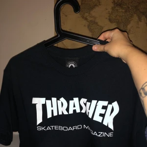 Thrasher t-shirt storlek M svart skate - Svart t-shirt med vitt tryck från Thrasher - Storlek M  - Använd 1 gång så princip i nyskick - Nypris 449 kr - buda gärna i kommentarerna eller skriv pm 