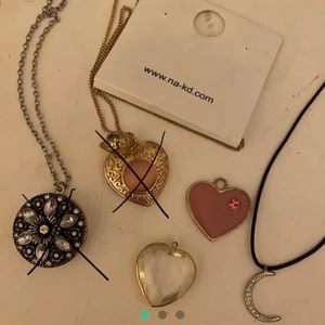 Massa smycken  - Priser mellan 10 och 30. Från nakd, gina och de två nedre chokerna är från brandy Melville Dma om ni har frågor😊 guld/rosa hjärtat är såld
