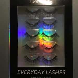 Lösögonfransar - Snygga lösögonfransar! Helt nya har bara öppnat förpackningen. Finns ögonfrans Lim men fransarna är ett år gamla så skulle nog inte använda det.