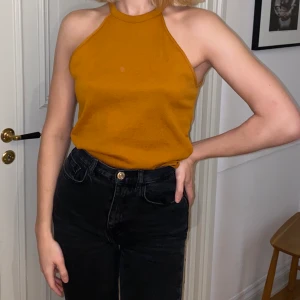 Topp från Zara, M - Skitsnygg topp från Zara! Den är lite förstod på mig som ni ser på bilderna men den sitter såååå snyggt.
