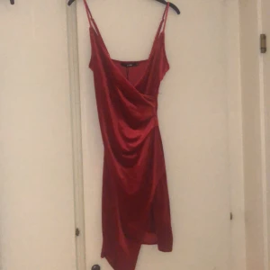 Klänning - Skitfin klänning som är helt oanvänd!! Prislapp kvar. Passar perfekt till jul eller festliga tillfällen. 