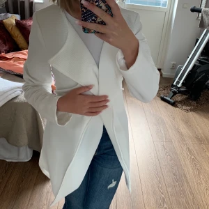 Vit kappa - Vit, fräsch kappa i storlek S. Skulle säga att den passar S-M. Helt oanvänd och precis som ny. 