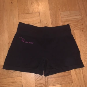 Träningsshorts - Så bekväma träningstights! Stretchiga och sitter jättesnyggt! Skönt material så man kan ha dem även när man inte tränar, typ som mjukiskläder hemma! ☃️ skriv privat om ni har frågor! 