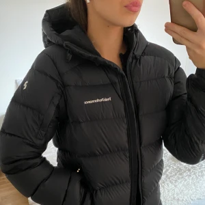 Peak  - En lång svart jacka från peak i storlek S, tjej modell, priset kan diskuteras 💕