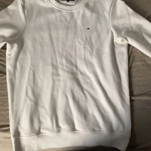 Storlek M Tommy  - 8/10 skick tröja som är väldigt användbar till hösten med najs hilfiger märke på armen 