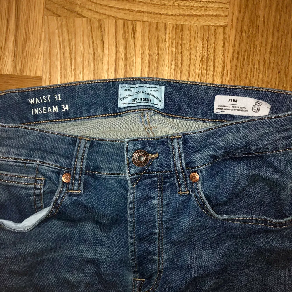 Använda en gång i Maj sedan växte min son alldeles för mycket över sommaren😬 Så dem e som nya . Stl 31/34 slim i mjukt jeans material och mörkblå .. Jeans & Byxor.