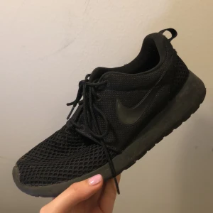 Helsvarta sneakers ifrån Nike - Säljer dessa riktigt fina och sköna skorna ifrån nike! De är i storlek 40 men passar även mig som är har 39-39.5 i skostorlek. De är använda ca en säsong men har inget tydligt slitage, men de är ändå hyfsat väl använda.