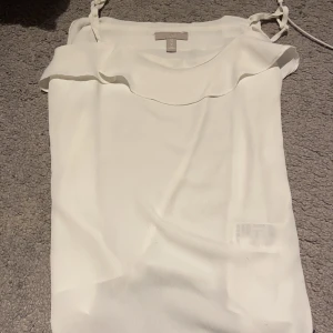 Superfin sommartröja!  - Ett linne med fina volanger, frakt inkommer! 