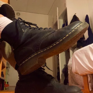 Dr. Martens storlek 38  - Säljer mina höga Dr. Martens i storlek 38. Har använts i max 1 månad och jag säljer dom då dom tyvärr är för små. Skorna är i mjukt läder vilket jag älskar då de är mycket mer bekväma än några Dr. Martins jag har haft tidigare och även har en asball lite matt effekt. Bildern är ganska dåliga, ville bara ta några lite snabbt för att se om det finns ett intresse. Kan ta bättre om så önskas.