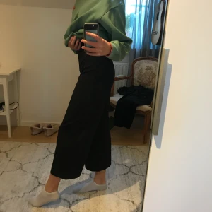 Vida byxor - Jättefina och sköna vida byxor. Har själv sytt in dem o midjan så dem är lite mindre än vad dem brukar vara. Jag är 170. Kan mötas upp i Karlskrona och frakta. Betalning sker via swish. 