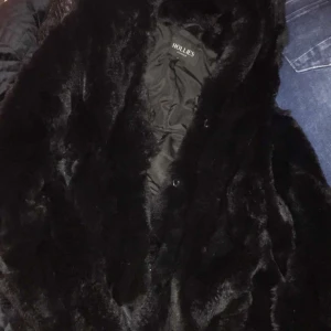Svart hollies pälsjacka - Svart pälsjacka, väldigt varm och skön. Bra skick