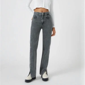 jeans med slits nertill - intressekoll på dessa snygga jeans!! (Inte helt säker på att jag vill sälja) precis nya endast testade. Prislappen är kvar, lite stora för mig:( buda 🤩 