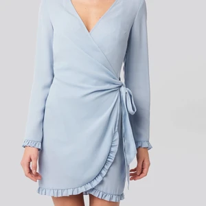 Klänning från Na-kd - Jättefin ljusblå omlottklänning från Na-kd i storlek 36, använd fåtal gånger, frakt tillkommer!🌸