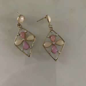 Örhängen  - Piffar upp din outfit perfekt!