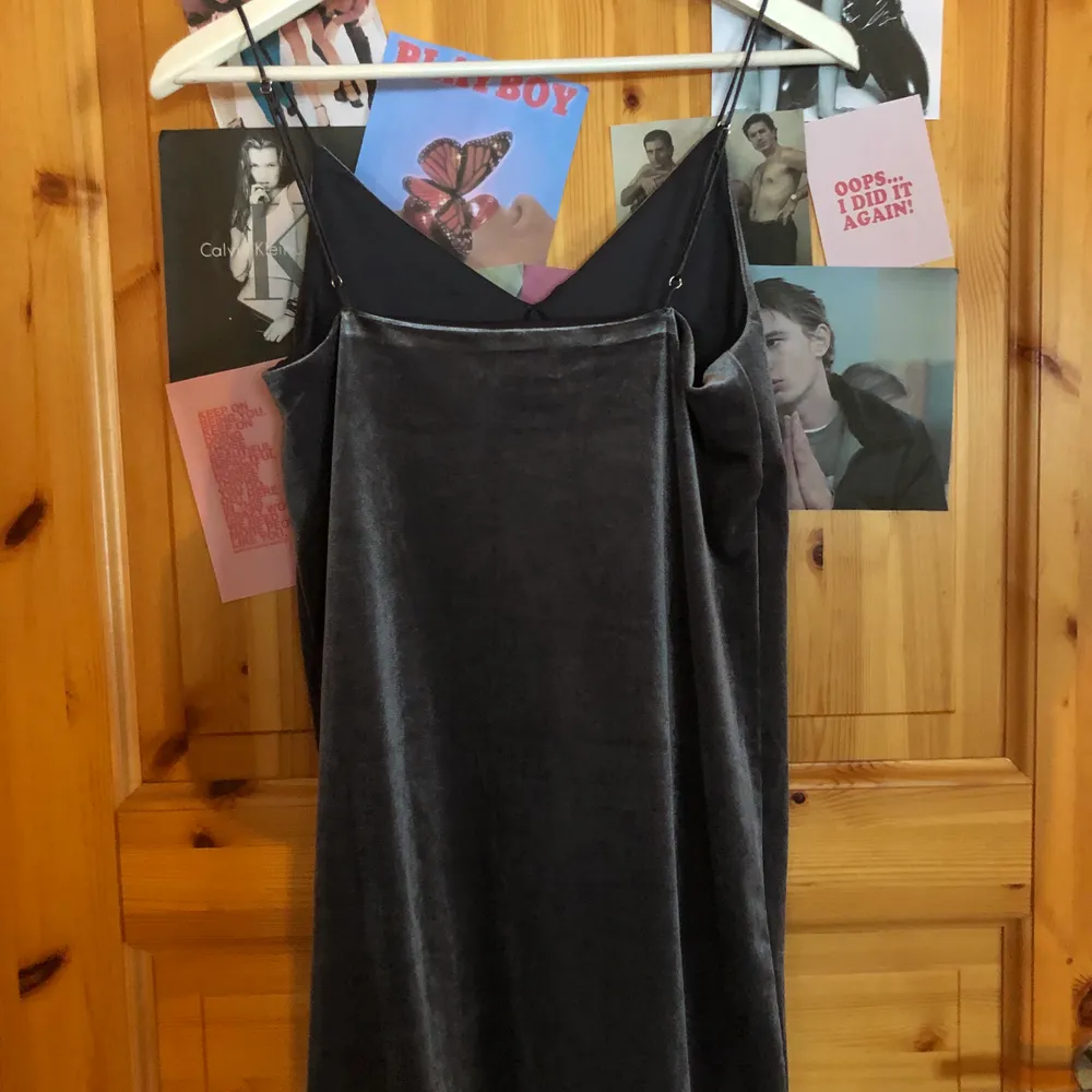 Fin grå klänning i sammets tyg i storlek xs från bikbok. Jättefinform och jättebra skick då jag aldrig använt den.. Klänningar.