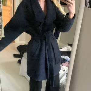 Mörkblå höstkappa - En mörkblå kappa från Selected Femme! Använd en höst så den är lite nopprig. Kan knytas i midjan med ett skärp som kommer till, eller bära den ”rak”. Köptes för 1500, säljer för 300+frakt❤️ 