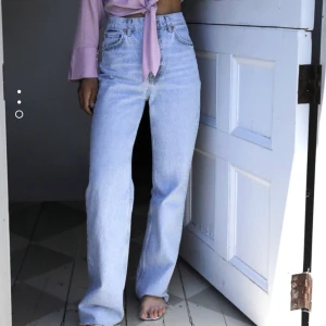Helt nya jeans - Säljer dessa assnygga helt nya jeansen den zara med lappen kvar som endast är testade! Om många är intresserade blir det budgivning med startbud 340kr + frakt 💕