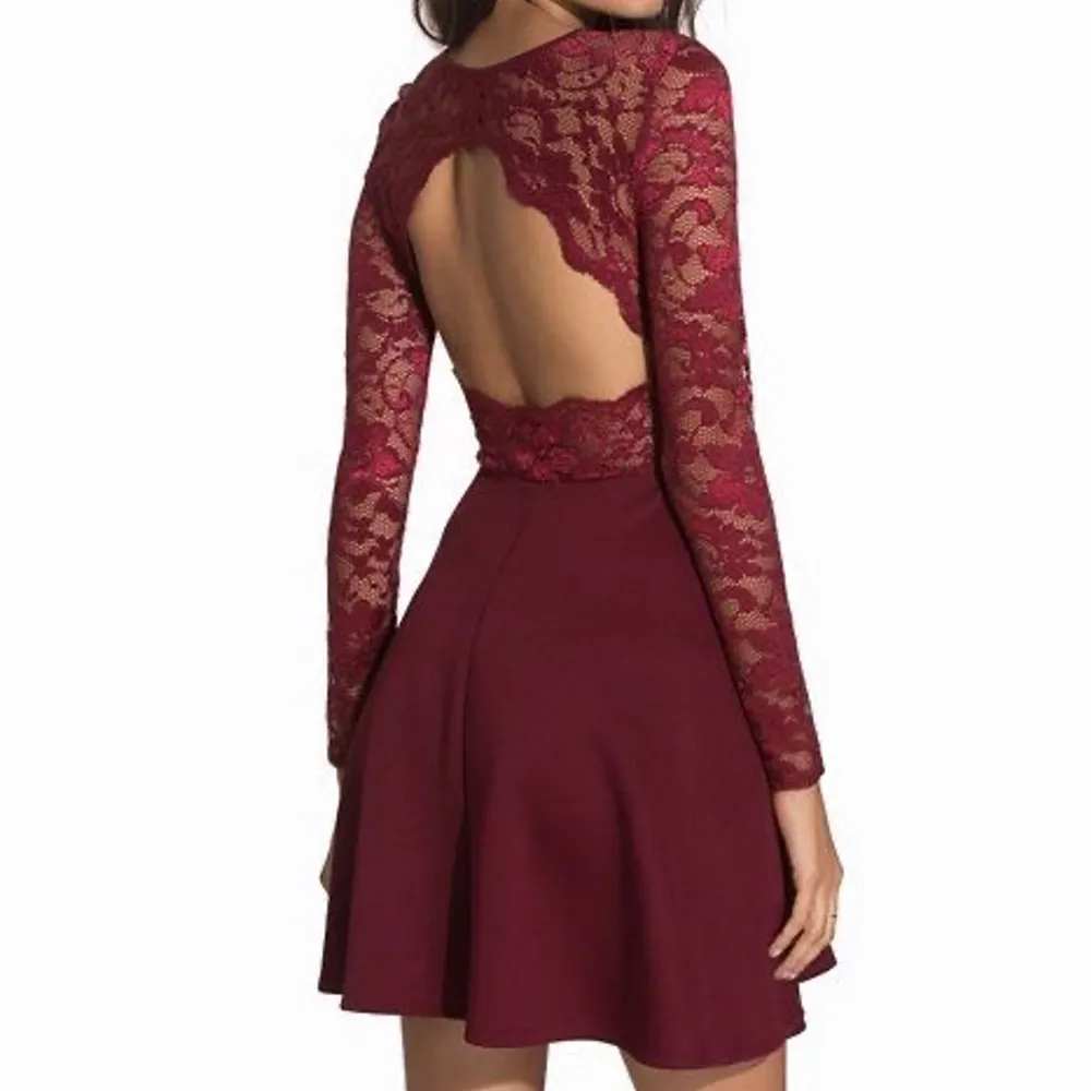 Vinröd fin spetsklänning från Nelly. Använt endast 1 gång. Köpte för 499. Köparen står för frakt 💫. Klänningar.