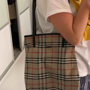  - Axel väska, bra skick. Den har varit i en påse så därför är den lite skrynkligt. Men kan stretchas ut. Får mycket plats o den. 