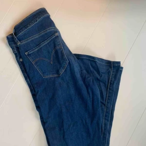  - Levis Shaping Bootcut jeans. Är stretchiga och använd få gånger. 