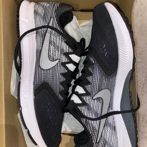 Oanvända nike jogging skor! - Helt oanvända nike jogging skor. Modell: nike zoom span 2. Jätte snygga men är tyvärr för stora för mig. Storlek 40.5🌸🌸🌸 köptes för 999kr 
