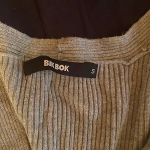 Tröja  - En bikbok tröja använd 3-4 gånger jätte fin, kortare i modellen stolek S 