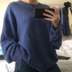 Polo Ralph Lauren stickad tröja - Färgen är lila/blå och något ljusare i verkligheten. Köpt på Humana (secondhand). Står att märket är Polo by Ralph Lauren, men den är troligtvis inte äkta. Otroligt mysig tröja som endast är använd någon enstaka gång! Köparen står för frakt 💜 Buda PRIVAT från 80kr med minst 10kr åt gången. Budgivning är bindande!! HÖGSTA BUD: 120+frakt